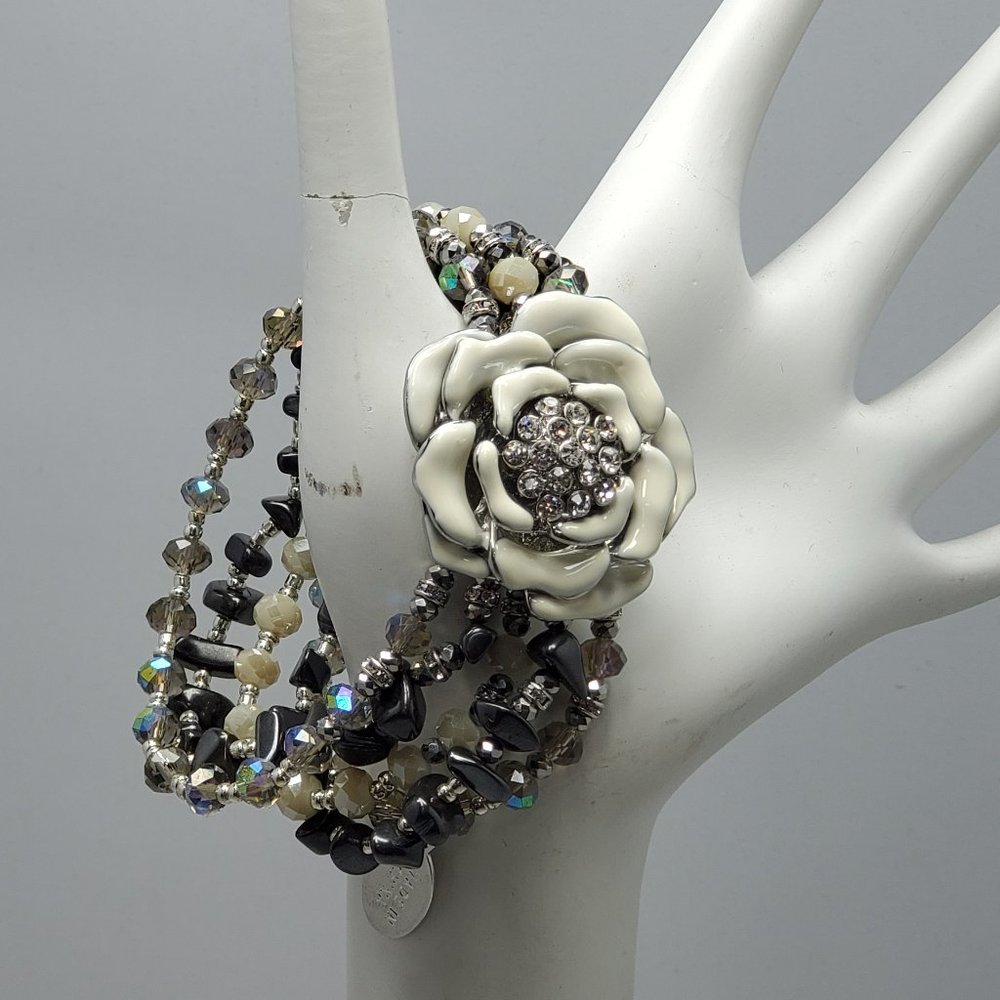 ALI KHAN white flower flower with rhinestone and glass beaded stretch bracelet